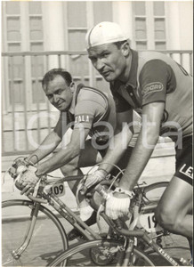 1954 CICLISMO MILANO-SANREMO Giancarlo ASTRUA e Giorgio ALBANI *Foto 13x18  Fotografia d'epoca con didascalia coeva al verso.    CONDIZIONI: G FORMATO: 13x18 cm     originale e autentica 1