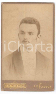1880 ca PADOVA - Ritratto di giovane uomo - Foto FIORENTINI CDV  Fotografia d'epoca, su cartoncino rigido.FOTOGRAFO: Cav. Fiorentini - Padova, Via S. Luca 1713 GOOD/buono  Formato: 6x10 cm originale e autentica 1