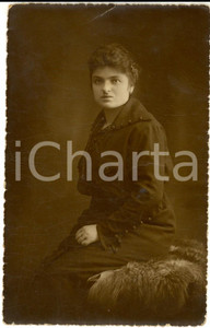 Fotografia d epoca originale 1920 ca ASTI Ritratto di donna in abito scuro Foto cartolina Giulio BENZI 1
