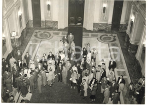 1957 MILANO Concessionari americani NECCHI omaggiano sindaco Virgilio FERRARI  Fotografia d'epoca con didascalia coeva.  CONDIZIONI: FAIR (increspature al margine superiore e lieve sovraimpressione)FORMATO:  18x13 cm    originale e autentica 1