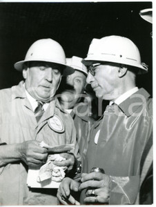 1962 COURMAYEUR Traforo MONTE BIANCO - Paolo A. FARINET Valéry GISCARD D'ESTAING Fotografia d'epoca con didascalia coeva al verso. CONDIZIONI: G (ma piccole piegature)FORMATO: 18x24 cm      originale e autentica 1