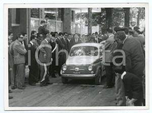 Fotografia d epoca originale 1965 ca FIAT 500 ai blocchi di partenza davanti a HOTEL CAPITOL Foto JOLLY CLUB 1