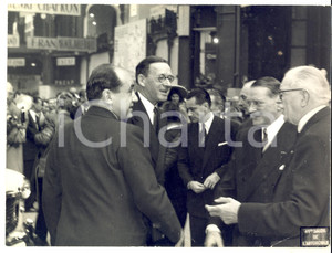 Fotografia d epoca originale 1954 PARIS GRAND PALAIS Visiteurs du 41e Salon de l Automobile Photo 26x20 cm 1