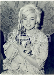 1963 PARIS Jayne MANSFIELD con il suo chihuahua e la Torre Eiffel in miniatura