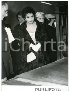 1955 ROMA Calcografia Nazionale - "Premio Abruzzini" - Gina LOLLOBRIGIDA *Foto Fotografia d'epoca con didascalia coeva.  CONDIZIONI: G (ma lieve sovraimpressione circolare) FORMATO: 13x18 cm     originale e autentica 1