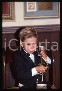 35mm vintage slide* 1994 MONTE CARLO Jordy LEMOINE Premio World Music Awards (1)  Diapositiva d'epoca, in formato 35 mm.CONDIZIONI: GOOD   Tutti i diritti riservati.E' severamente vietata la riproduzione. ICharta mette in vendita, sul negozio eBay e in esclusiva sul sito "icharta" il proprio archivio composto da numerose diapositive e negativi fotografici d'epoca, tutti originali e autentici, che attraversano la storia del costume italiano tra gli la fine degli anni Sessanta e Novanta.Si tratta di uno sguardo inedito sull'attualit&agrave;, la politica, la vita quotidiana, il gossip e la cultura, che fotografa il cambiamento della nazione in quest'ultimo scorcio del XX secolo. Un'occasione unica per il mercato del collezionismo, che vede finalmente disponibile un archivio eccezionale per vastit&agrave;, tematiche e condizioni, in un settore (il negativo fotografico e la diapositiva) di assoluta novit&agrave; e dalle interessanti prospettive di investimento.  originale e autentica 1