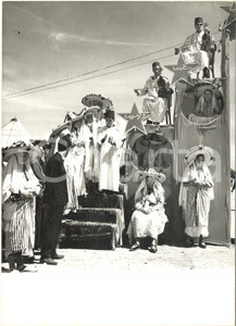 1961 FEZ (MAROCCO) Gruppi folkloristici e musicisti per ingresso re Hassan II Fotografia d'epoca, con didascalia coeva al verso. CONDIZIONI: GFORMATO: 13x18 cm     originale e autentica 1