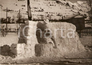 Fotografia d'epoca originale 1935 circa NOI TIREREMO DIRITTO, scultura di neve 1