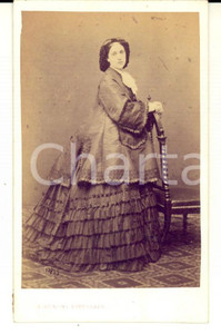 Fotografia d epoca originale 1870 ca MILANO Donna in ampio abito scuro Foto Alessandro DURONI CDV 1