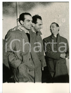1954 ROMA - CASO MONTESI Piero PICCIONI e Ugo MONTAGNA dopo la scarcerazione Fotografia d'epoca con didascalia coeva.  CONDIZIONI: G (ma minimi difetti di stampa) FORMATO: 13x18 cm     originale e autentica 1