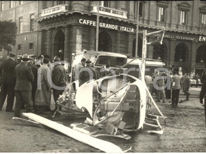 1953 ROMA Piazza della Repubblica - Atterraggio di elicottero in avaria *Foto  Fotografia d'epoca, con didascalia coeva al verso.   CONDIZIONI: G FORMATO: 18x13 cm     originale e autentica 1