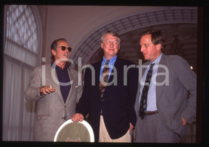 35mm vintage slide* 1994 VENEZIA Jack NICHOLSON  Mike NICHOLS Douglas WICK (1) La diapositiva ritrae l'attore Jack Nicholson, Douglas Wick e Mike Nichols (regista del film Wolf) al Festival del Cinema di Venezia del 1994Diapositiva d'epoca, in formato 35 mm. CONDIZIONI: GOODTutti i diritti riservati.E' severamente vietata la riproduzione. ICharta mette in vendita, sul negozio eBay e in esclusiva sul sito "icharta" il proprio archivio composto da numerose diapositive e negativi fotografici d'epoca, tutti originali e autentici, che attraversano la storia del costume italiano tra gli la fine degli anni Sessanta e Novanta.Si tratta di uno sguardo inedito sull'attualit&agrave;, la politica, la vita quotidiana, il gossip e la cultura, che fotografa il cambiamento della nazione in quest'ultimo scorcio del XX secolo. Un'occasione unica per il mercato del collezionismo, che vede finalmente disponibile un archivio eccezionale per vastit&agrave;, tematiche e condizioni, in un settore (il negativo fotografico e la diapositiva) di assoluta novit&agrave; e dalle interessanti prospettive di investimento.  originale e autentica 1