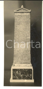 Fotografia d epoca originale 1933 CIRENAICA ARCHEOLOGIA Un antica stele emersa dagli scavi Foto 7x15 1