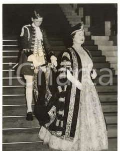 1958 UNIVERSITY OF LONDON Queen MOTHER dressed as Chancellor *Photo 15x20