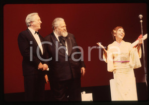 35mm vintage slide* 1983 CANNES Orson WELLES Sumiko SAKAMOTO William STYRON La diapositiva ritrae Orson Welles sul palco insieme a William Styron e a Sumiko Sakamoto per la premiazione del film The Ballad of Narayama al Festival di Cannes del 1983CONDIZIONI: GOODTutti i diritti riservati.E' severamente vietata la riproduzione. ICharta mette in vendita, sul negozio eBay e in esclusiva sul sito "icharta" il proprio archivio composto da numerose diapositive e negativi fotografici d'epoca, tutti originali e autentici, che attraversano la storia del costume italiano tra gli la fine degli anni Sessanta e Novanta.Si tratta di uno sguardo inedito sull'attualit&agrave;, la politica, la vita quotidiana, il gossip e la cultura, che fotografa il cambiamento della nazione in quest'ultimo scorcio del XX secolo. Un'occasione unica per il mercato del collezionismo, che vede finalmente disponibile un archivio eccezionale per vastit&agrave;, tematiche e condizioni, in un settore (il negativo fotografico e la diapositiva) di assoluta novit&agrave; e dalle interessanti prospettive di investimento.  originale e autentica 1