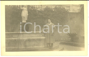 Fotografia d epoca originale 1930 ca BORDIGHERA Turista alla fontana di MAGIARGE   Foto VINTAGE 14x9 cm 1