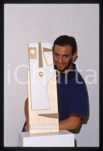 35mm vintage slide* 1995 ca ITALIA ARTE Andrea BAJ durante una mostra (8)  Diapositiva d'epoca, in formato 35 mm.CONDIZIONI: GOOD   Tutti i diritti riservati.E' severamente vietata la riproduzione. ICharta mette in vendita, sul negozio eBay e in esclusiva sul sito "icharta" il proprio archivio composto da numerose diapositive e negativi fotografici d'epoca, tutti originali e autentici, che attraversano la storia del costume italiano tra gli la fine degli anni Sessanta e Novanta.Si tratta di uno sguardo inedito sull'attualit&agrave;, la politica, la vita quotidiana, il gossip e la cultura, che fotografa il cambiamento della nazione in quest'ultimo scorcio del XX secolo. Un'occasione unica per il mercato del collezionismo, che vede finalmente disponibile un archivio eccezionale per vastit&agrave;, tematiche e condizioni, in un settore (il negativo fotografico e la diapositiva) di assoluta novit&agrave; e dalle interessanti prospettive di investimento.  originale e autentica 1