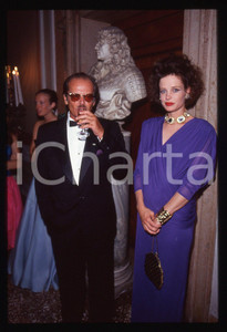 35mm vintage slide* 1990ca ROMA (?) COSTUME Jack NICHOLSON Rebecca BROUSSARD 2 La diapositiva ritrae l'attore Jack Nicholson insieme a Rebecca Broussard Diapositiva d'epoca, in formato 35 mm. CONDIZIONI: GOODTutti i diritti riservati.E' severamente vietata la riproduzione. ICharta mette in vendita, sul negozio eBay e in esclusiva sul sito "icharta" il proprio archivio composto da numerose diapositive e negativi fotografici d'epoca, tutti originali e autentici, che attraversano la storia del costume italiano tra gli la fine degli anni Sessanta e Novanta.Si tratta di uno sguardo inedito sull'attualit&agrave;, la politica, la vita quotidiana, il gossip e la cultura, che fotografa il cambiamento della nazione in quest'ultimo scorcio del XX secolo. Un'occasione unica per il mercato del collezionismo, che vede finalmente disponibile un archivio eccezionale per vastit&agrave;, tematiche e condizioni, in un settore (il negativo fotografico e la diapositiva) di assoluta novit&agrave; e dalle interessanti prospettive di investimento.  originale e autentica 1
