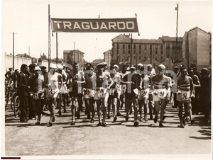 Fotografia d epoca originale 1936 Milano Gare Atletica  partenza concorrenti Foto 1