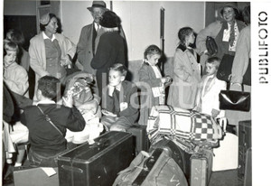 Fotografia d epoca originale 1956 NAPOLI  CRISI DI SUEZ  Rifugiati americani arrivano in cittÃ  Foto 18x13 1