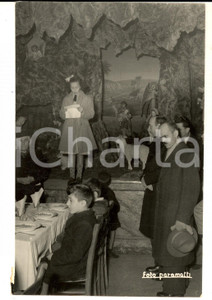 Fotografia d epoca originale 1950 ca LECCO ? Famiglie a una recita di Natale Foto PARAMATTI 12x18 1