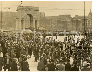 Fotografia d epoca originale 1935 GENOVA Piazza della VITTORIA Sfilata camicie nere in partenza per l AOI 1