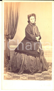 Fotografia d epoca originale 1870 ca COSTUMI Ritratto di donna in abito scuro da passeggio Foto L. REALI CDV 1