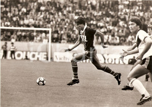 Fotografia d epoca originale 1981 PARIS SAINTGERMAIN Calcio FRANCIA Ivica SURJAK Ritratto Fotografia 1