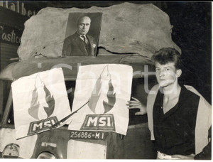 1957 MILANO Giovani MSI in partenza per le ferie con ritratto Mussolini *Foto