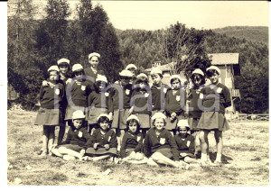 Fotografia d epoca originale 1930 ca ROVEGNO GE Colonia estiva  Bambine in posa sul prato Foto 14x10 cm 1