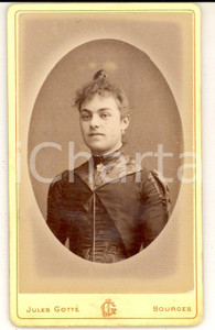 Fotografia d'epoca originale 1890 ca BOURGES (F) Donna in abito scuro *Foto Jules GOTTE' 6x10 cm 1