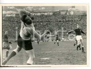 1960 ca CALCIO - TRIESTINA-FIORENTINA Parata di Giuliano SARTI *Foto 18x13 cm Fotografia d'epoca.  CONDIZIONI: FAIR (evidenti difetti di stampa) FORMATO: 18x13 cm     originale e autentica 1
