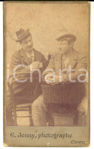 Fotografia d epoca originale 1900 ca CLARENS F Coppia di amici in posa scherzosa Fotografia JENNY CDV 1
