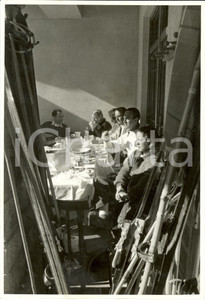 Fotografia d epoca originale 1930 ca CORTINA D AMPEZZO BL Sciatori durante il pranzo in un rifugio Foto 1