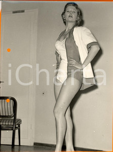 Fotografia d epoca originale 1960 ca MILANO STORIA DELLA MODA Modella in costume intero con mantella Foto 1