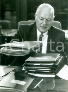 Fotografia d epoca originale 1988 BONN DE Ministro Gerhard STOLTENBERG prepara fascicoli Fotografia 1