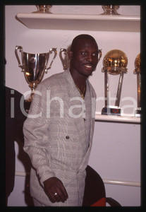 35mm vintage slide* 1995 MILAN George WEAH Conferenza stampa di presentazione 7 Diapositiva d'epoca, in formato 35 mm.CONDIZIONI: GOODTutti i diritti riservatiE' severamente vietata la riproduzione. ICharta mette in vendita, sul negozio eBay e in esclusiva sul sito "icharta" il proprio archivio composto da numerose diapositive e negativi fotografici d'epoca, tutti originali e autentici, che attraversano la storia del costume italiano tra gli la fine degli anni Sessanta e Novanta.Si tratta di uno sguardo inedito sull'attualit&agrave;, la politica, la vita quotidiana, il gossip e la cultura, che fotografa il cambiamento della nazione in quest'ultimo scorcio del XX secolo. Un'occasione unica per il mercato del collezionismo, che vede finalmente disponibile un archivio eccezionale per vastit&agrave;, tematiche e condizioni, in un settore (il negativo fotografico e la diapositiva) di assoluta novit&agrave; e dalle interessanti prospettive di investimento.  originale e autentica 1