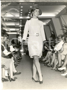 Fotografia d epoca originale 1965 ca PARIS MODA INVERNO VINTAGE Modella sfila con un abito crema con fibbia 1