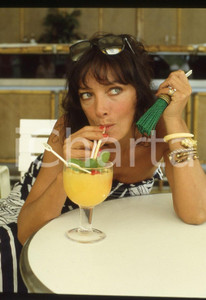35mm vintage slide* 1990 ca VENEZIA Marie LAFORÊT beve un cocktail Ritratto (1)