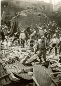 Fotografia d epoca originale 1929 SURESNES F Pompiers recherchent victimes explosion usine d automobiles 1