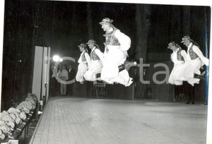 Fotografia d epoca originale 1956 GENOVA Complesso ungherese balla danze tzigare ai Parchi di Nervi Foto 1