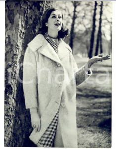 Fotografia d epoca originale 1960 LONDON FASHION HARELLA collection  Winter coat Photo 14x20 cm 1