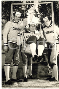1959 CICLISMO BORDIGHERA Squadra CARPANO - Nino DEFILIPPIS e compagni in ritiro  Fotografia d'epoca con didascalia coeva al verso.    CONDIZIONI: G FORMATO: 13x18 cm     originale e autentica 1