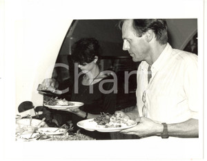 1987 VENEZIA - CINEMA Laura MORANTE con Georges CLAISSE durante il buffet - Foto