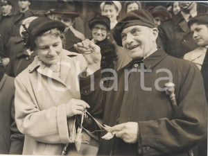 Fotografia d epoca originale 1953 LONDON William IRONS shows Maundy Money bearing Queen s Elizabeth effigy 1