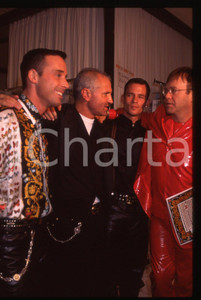 Fotografia d epoca originale 35mm vintage slide 1995 ca MODA Gianni VERSACE Elton JOHN backstage sfilata 2 1