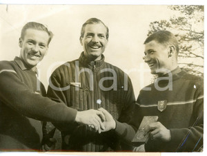 1960 SQUAW VALLEY - OLIMPIADI INVERNALI Maurice HERZOG Guy PERILLAT Jean VUARNET Fotografia d'epoca con didascalia coeva.  CONDIZIONI: POOR (piegatura all'angolo inferiore destro) FORMATO: 18x13 cm     originale e autentica 1