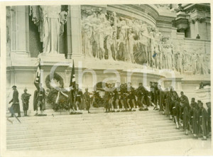 Fotografia d epoca originale 1937 ROMA Studenti tedeschi del CAMPO DUX rendono omaggio al MILITE IGNOTO Foto 1