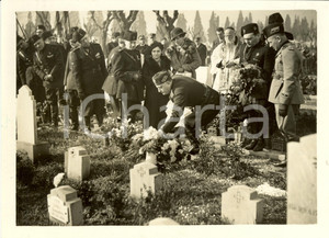 Fotografia d epoca originale 1936 MILANO Rino PARENTI depone fiori a Caduti Fascisti Cimitero MUSOCCO Foto 1