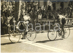 1957 CICLISMO TOUR DE FRANCE PERPIGNAN Arrivo Roger HASSENFORDER Arrigo PADOVAN  Fotografia d'epoca con didascalia coeva.    CONDIZIONI: G FORMATO: 18x13 cm     originale e autentica 1
